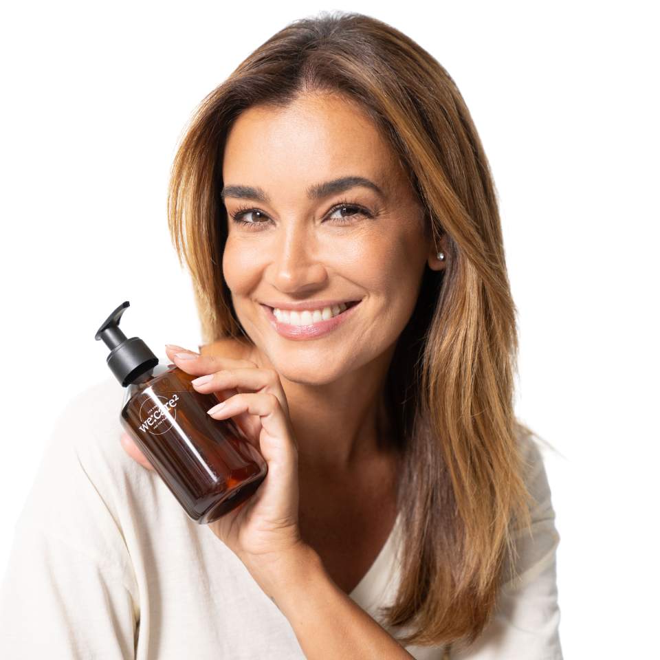 Jana Ina Zarrella mit we:care² Glasflasche aus Braunglas