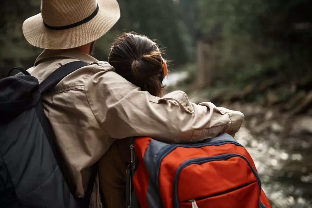 So einfach kann Ökotourismus sein: Nachhaltig übernachten inmitten der Natur: Eine Eco-Lodge mit Solar-Energie und klimafreundlicher Bauweise für umweltfreundliche Reisen. Wer fair reisen möchte, kann die Natur erleben und gleichzeitig die Einwohner vor Ort unterstützen.