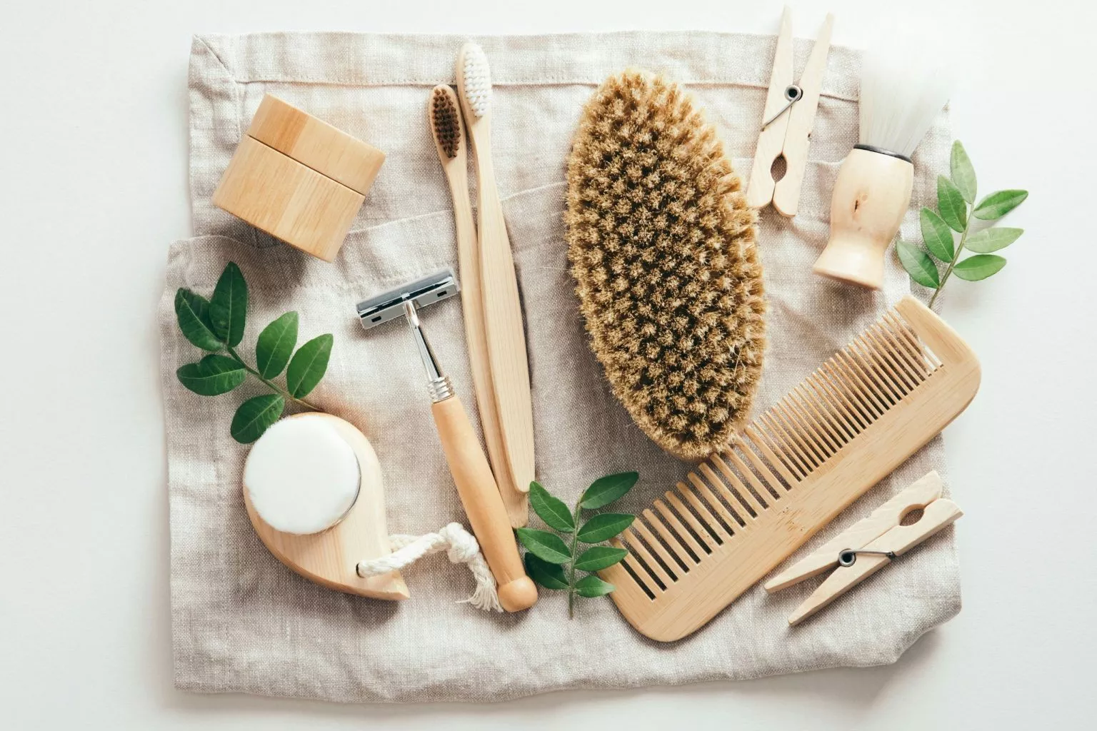 Plastik vermeiden: Beispielsweise mit Produkten aus Holz im Badezimmer