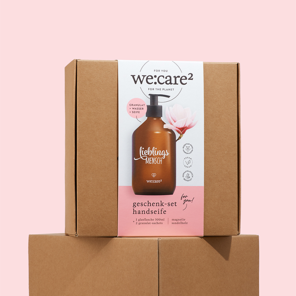 Das Lieblingsmensch Geschenkset Magnolie Sandelholz in der Verpackung vor rosa Hintergrund