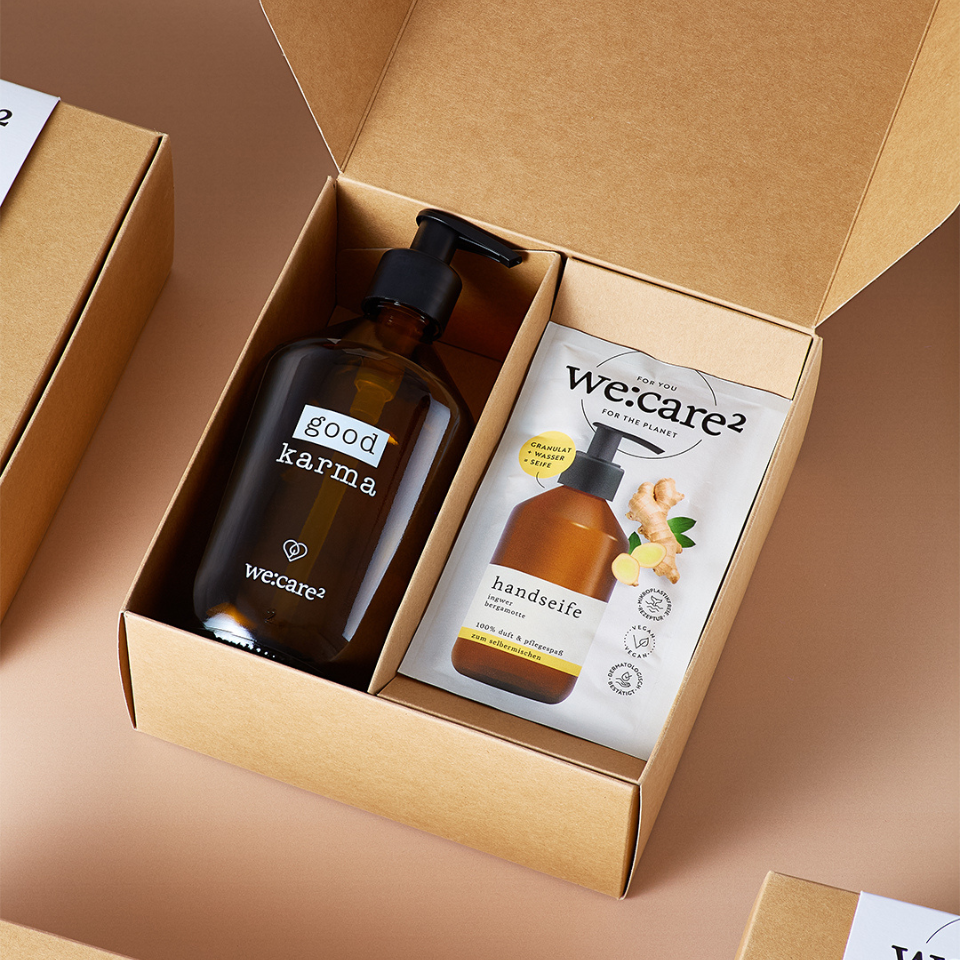 Good Kamra Geschenkset mit Seifenspender und Seifenpulver-Tütchen Ingwer-Bergamotte in der Verpackung