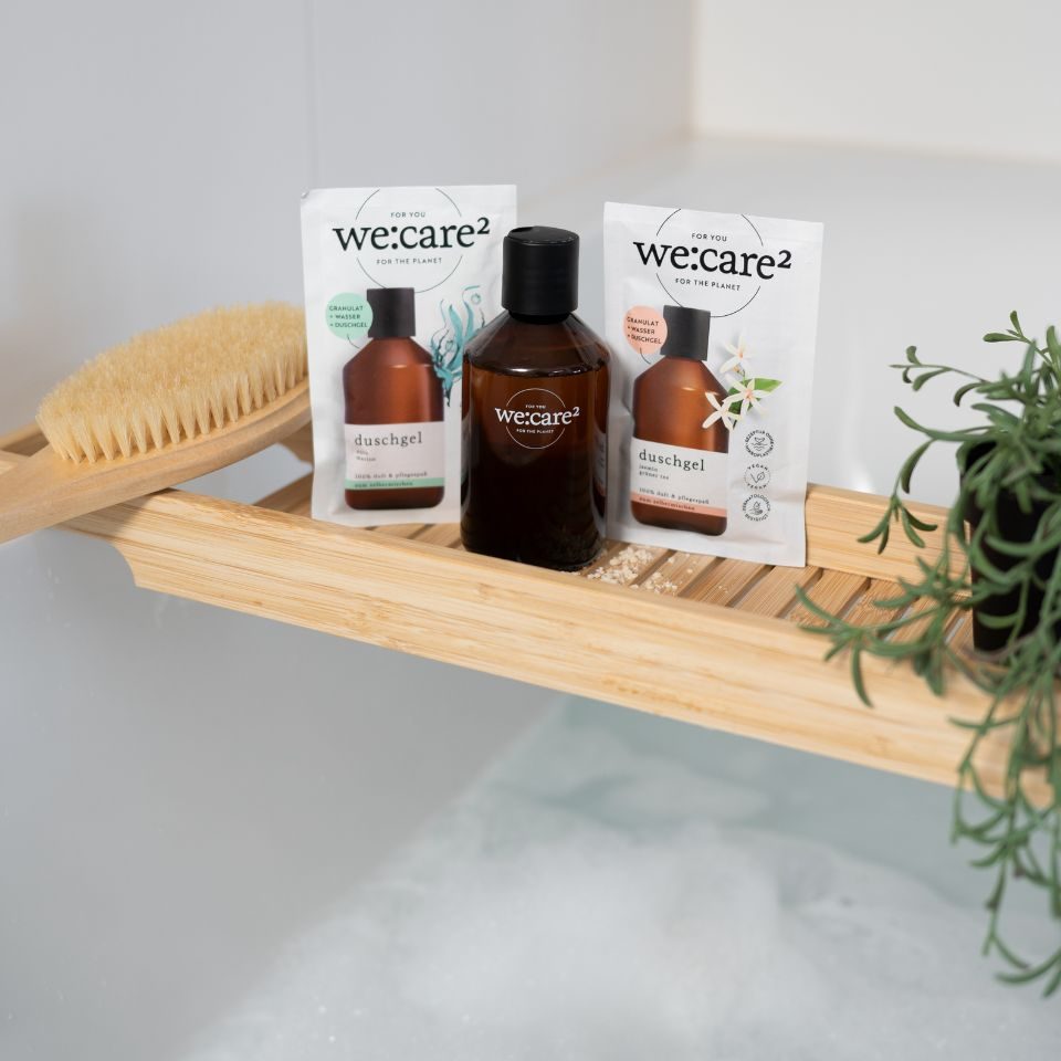 we care Duschgel und Duschgelpulver auf einer Badewanne