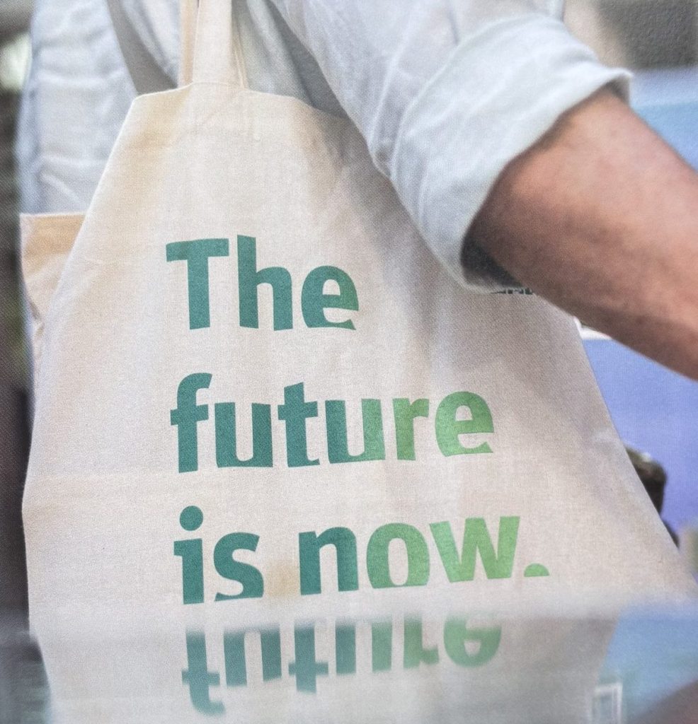 Jutebeutel mit der Aufschrift "The future is now".